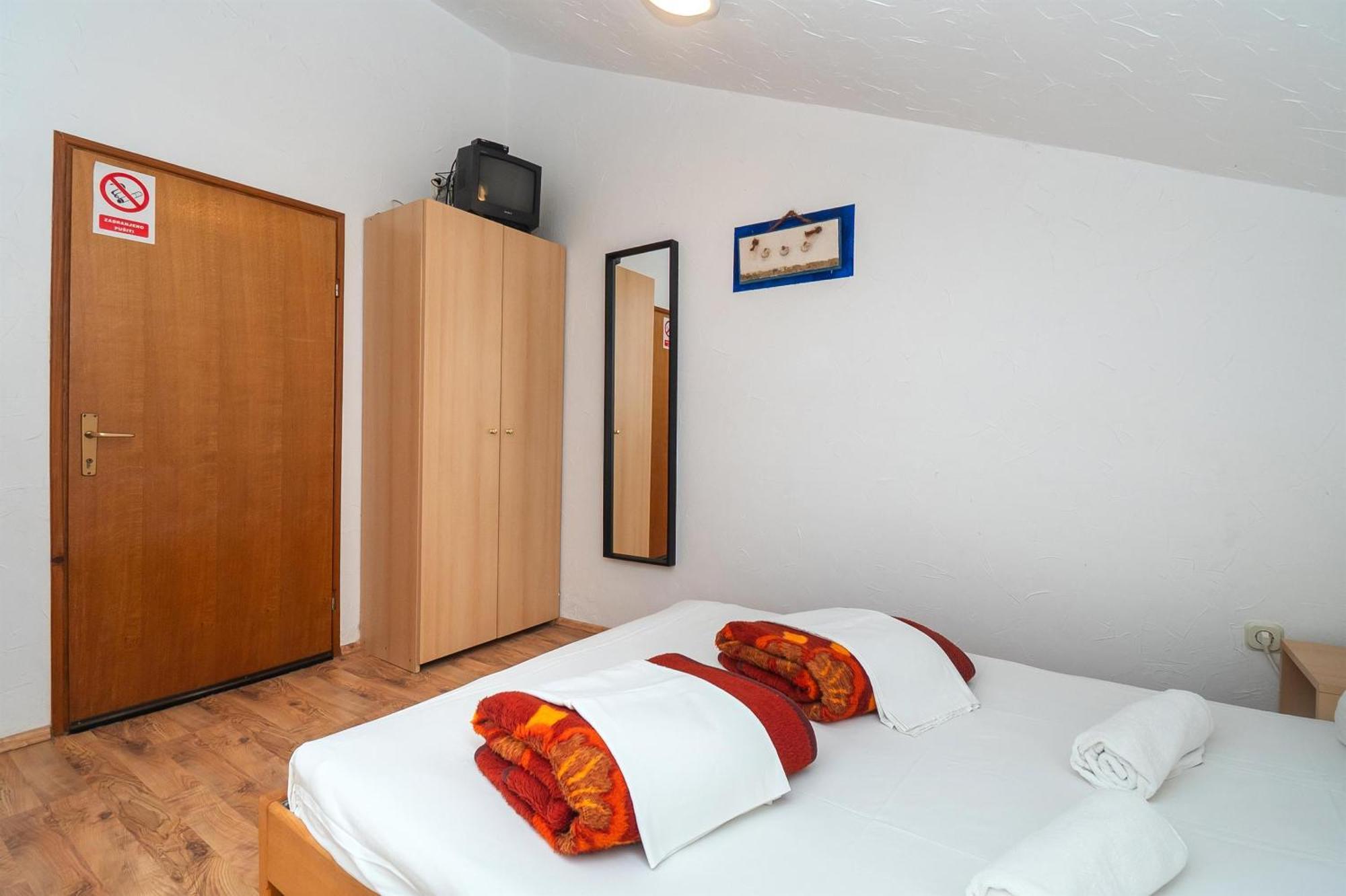 Apartments And Rooms Mladen Vodice Esterno foto