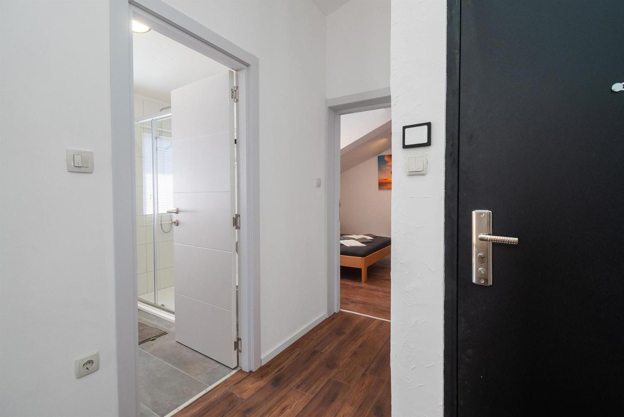 Apartments And Rooms Mladen Vodice Camera foto