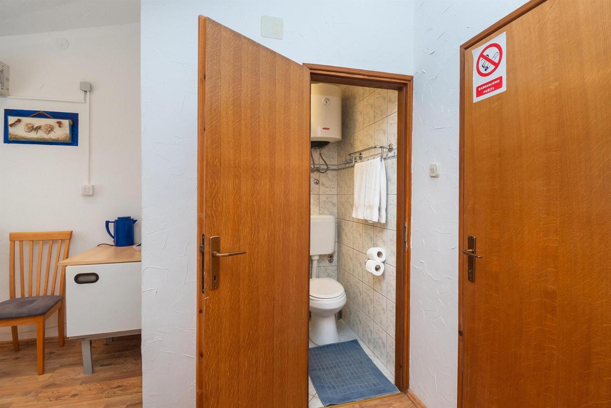 Apartments And Rooms Mladen Vodice Esterno foto