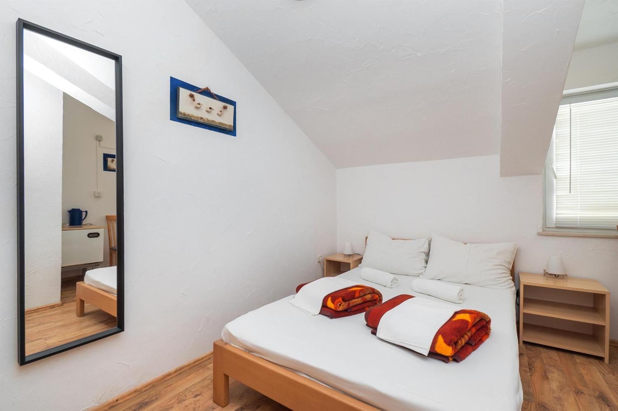 Apartments And Rooms Mladen Vodice Esterno foto