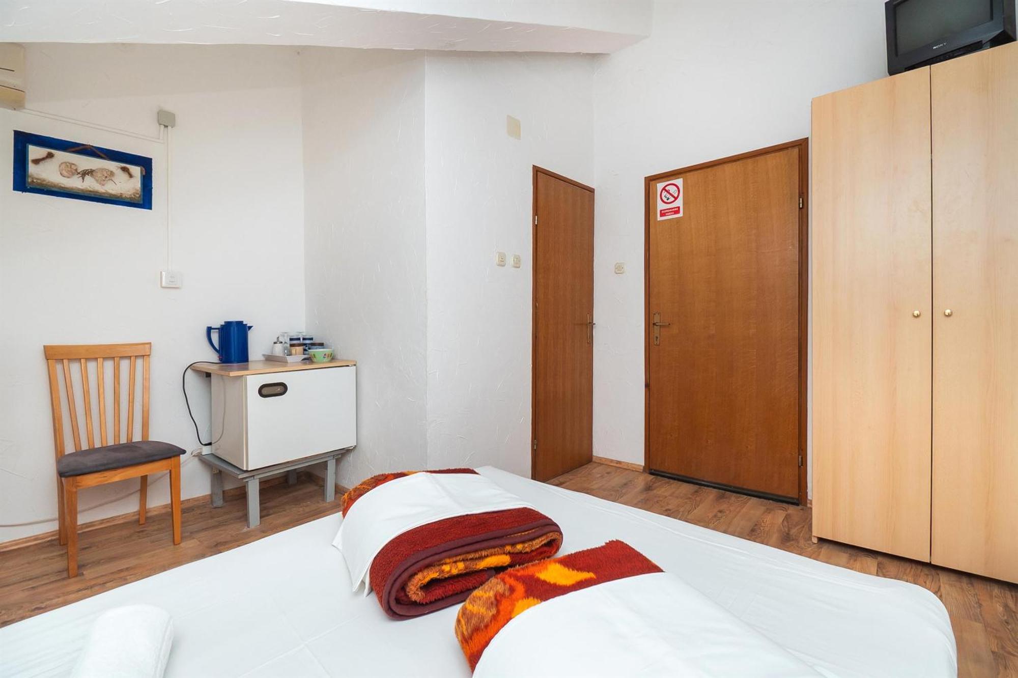 Apartments And Rooms Mladen Vodice Esterno foto
