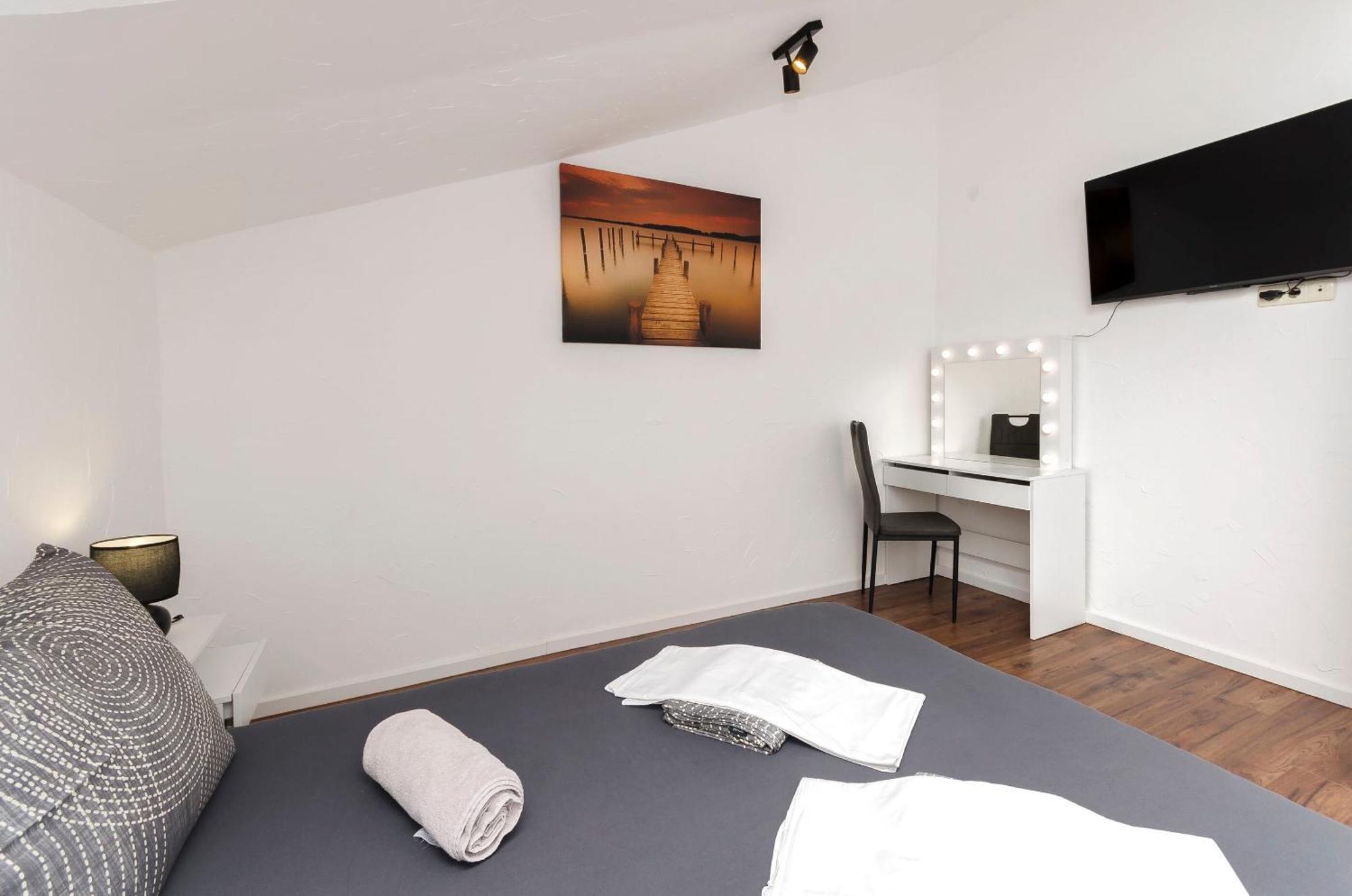 Apartments And Rooms Mladen Vodice Esterno foto