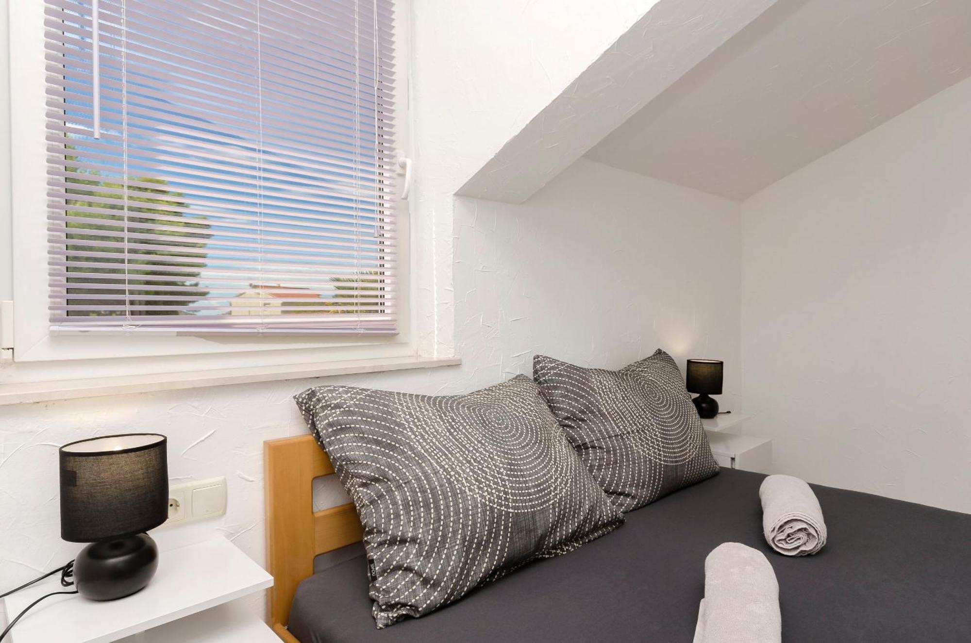 Apartments And Rooms Mladen Vodice Esterno foto