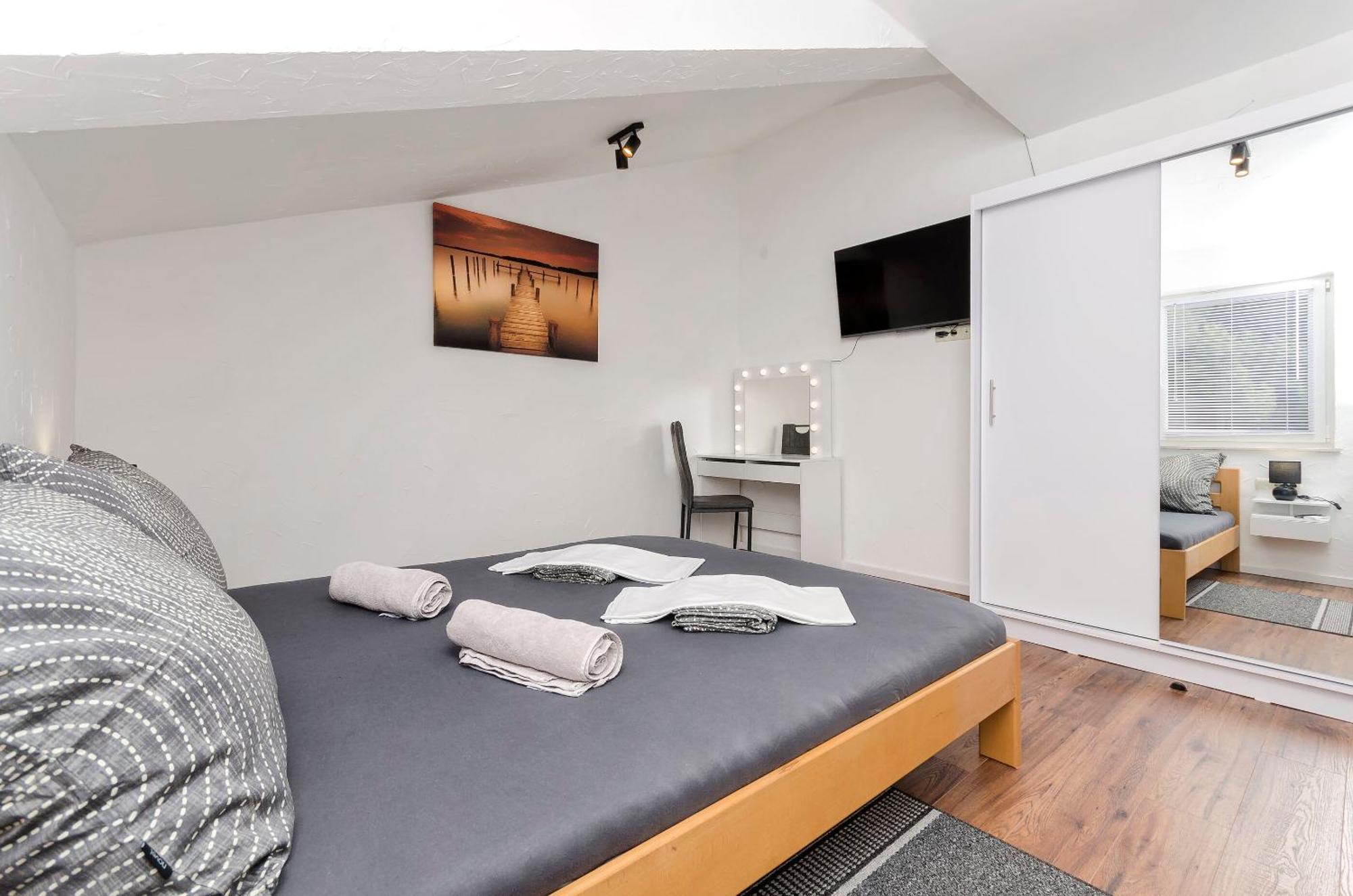 Apartments And Rooms Mladen Vodice Esterno foto