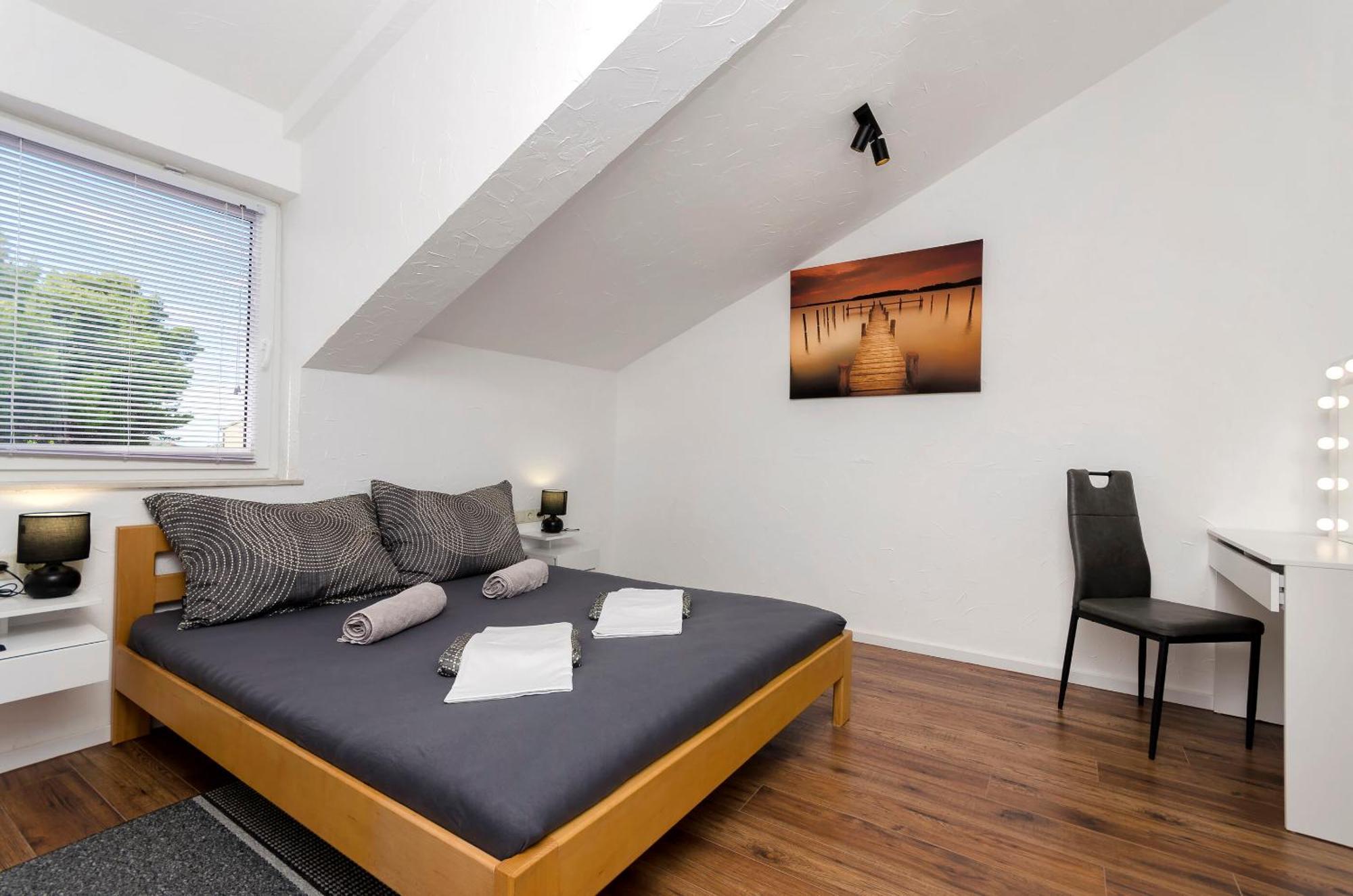 Apartments And Rooms Mladen Vodice Esterno foto