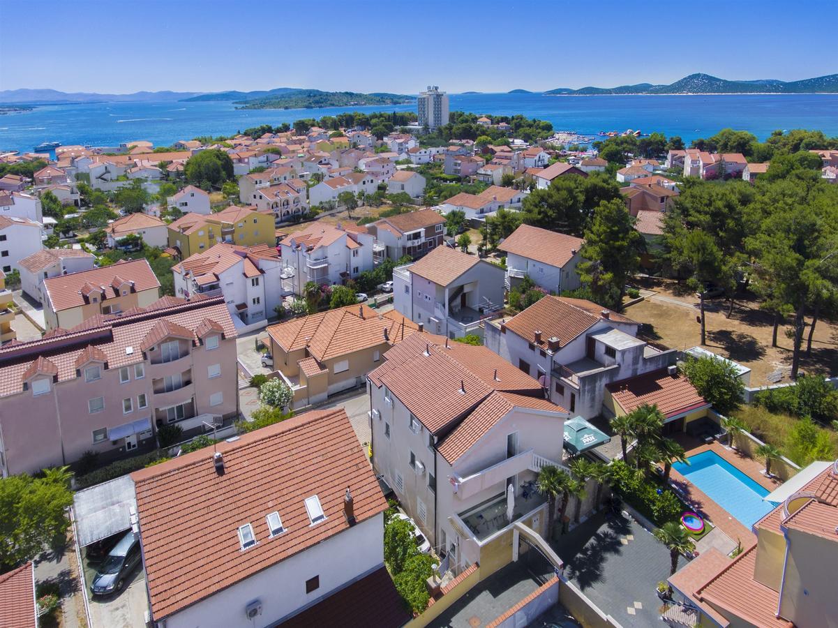 Apartments And Rooms Mladen Vodice Esterno foto