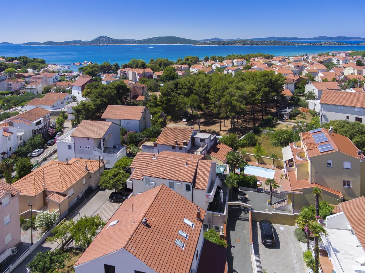 Apartments And Rooms Mladen Vodice Esterno foto